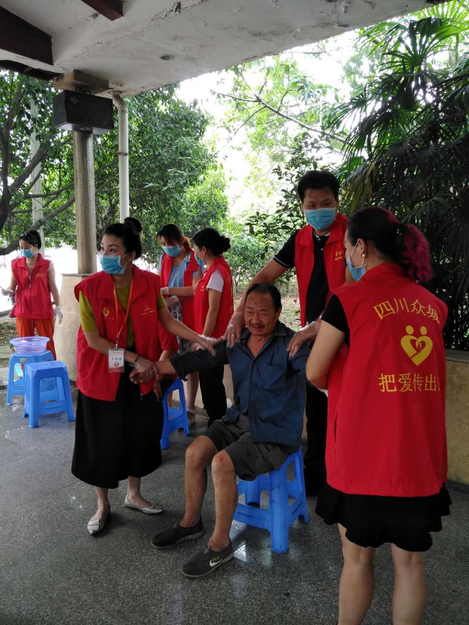 佳和星端午节关爱敬老院老人现场