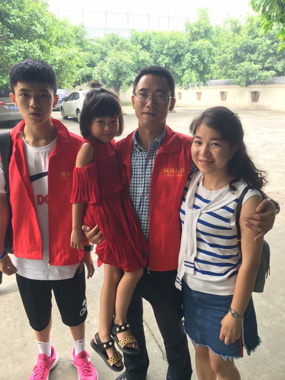 佳和星端午节关爱敬老院老人现场