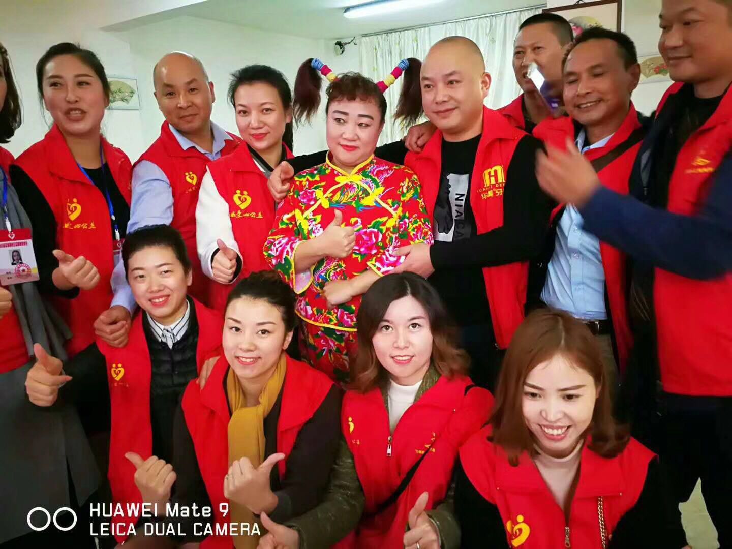 佳和星邀请巴蜀笑星为老人表演