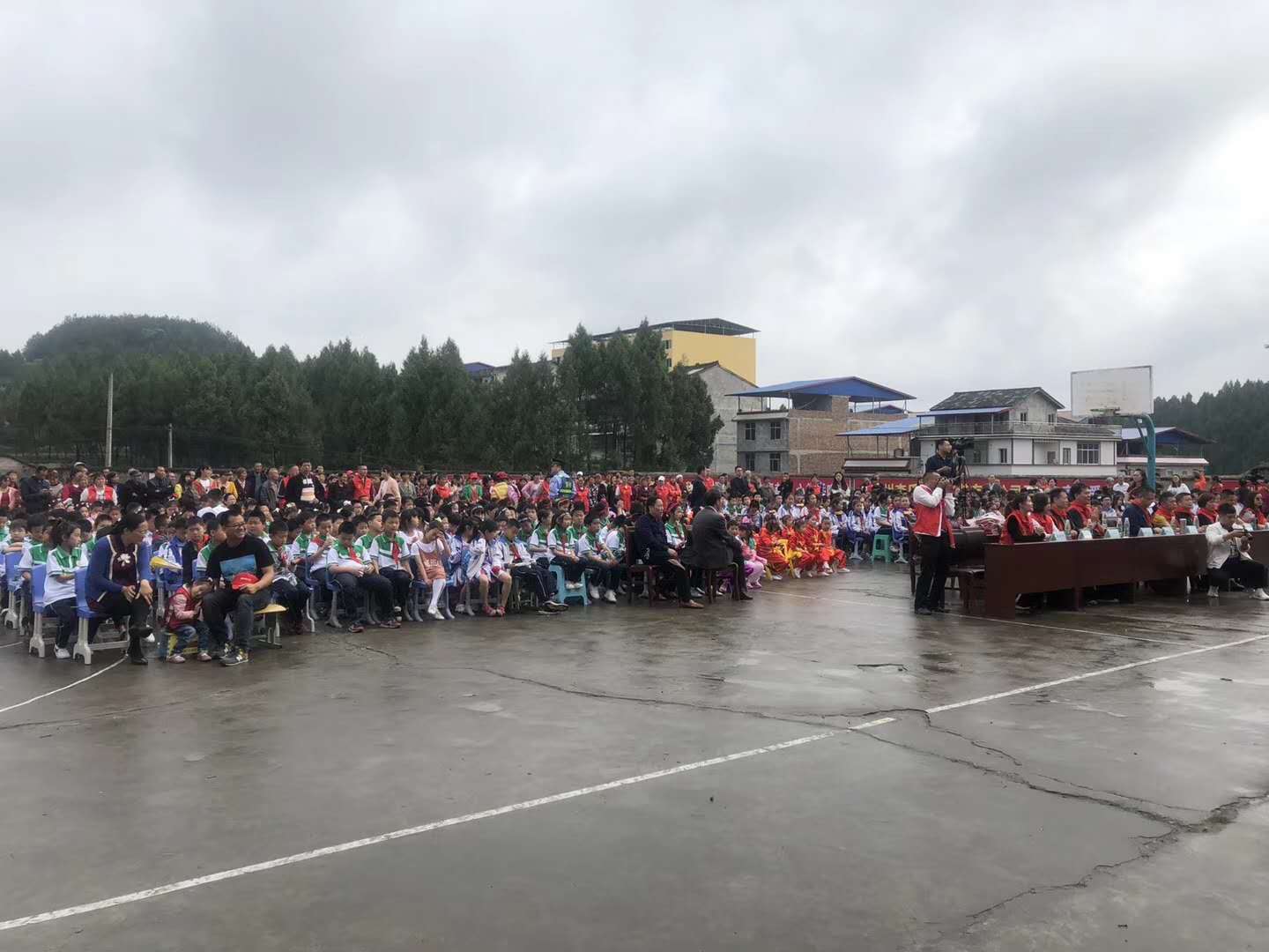 阆中石龙助学庆六一大型公益活动完美落幕